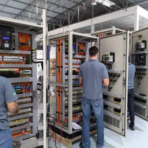 Montagem de painéis elétrico